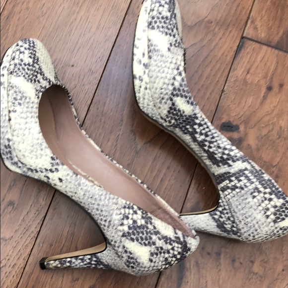 VINCE CAMUTO PYTHON PUMPS - Picture 5 of 8